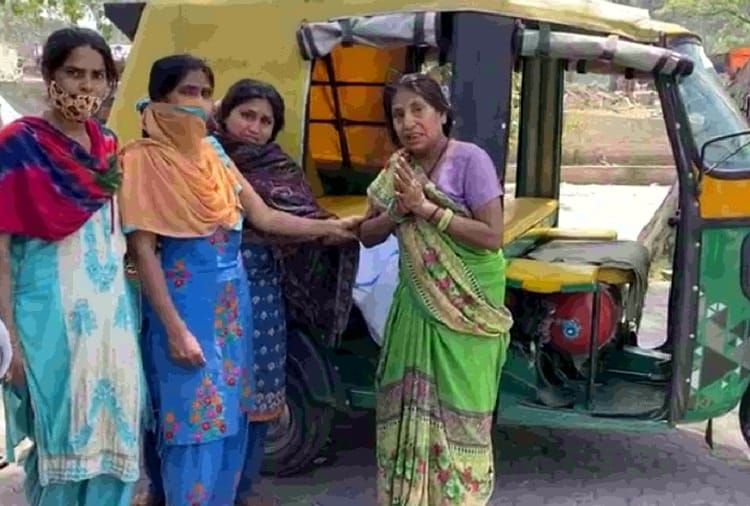 Relatives arrived at crematorium with Corona patient dead body in an auto at Ludhiana of Punjab
