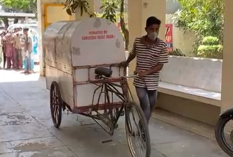 Relatives arrived at crematorium with Corona patient dead body in an auto at Ludhiana of Punjab