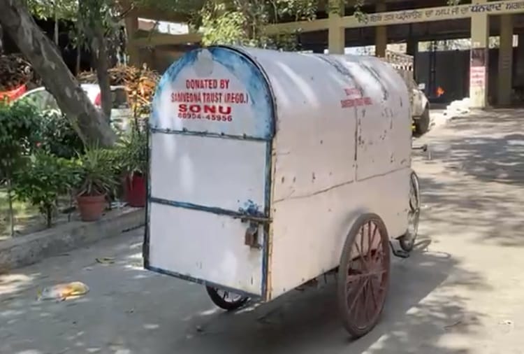 Relatives arrived at crematorium with Corona patient dead body in an auto at Ludhiana of Punjab