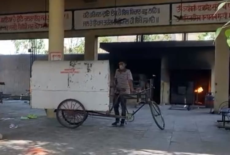Relatives arrived at crematorium with Corona patient dead body in an auto at Ludhiana of Punjab