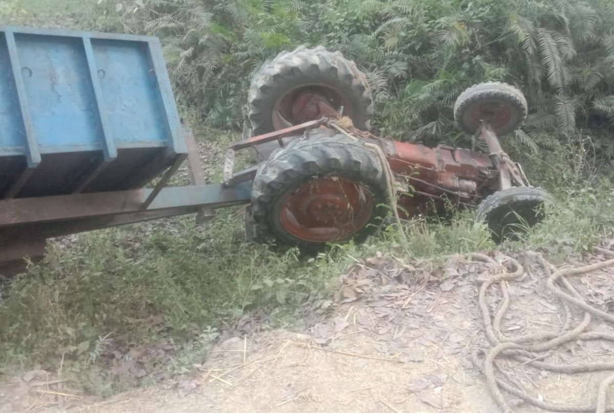 father died and son injured in road accident at maharajganj