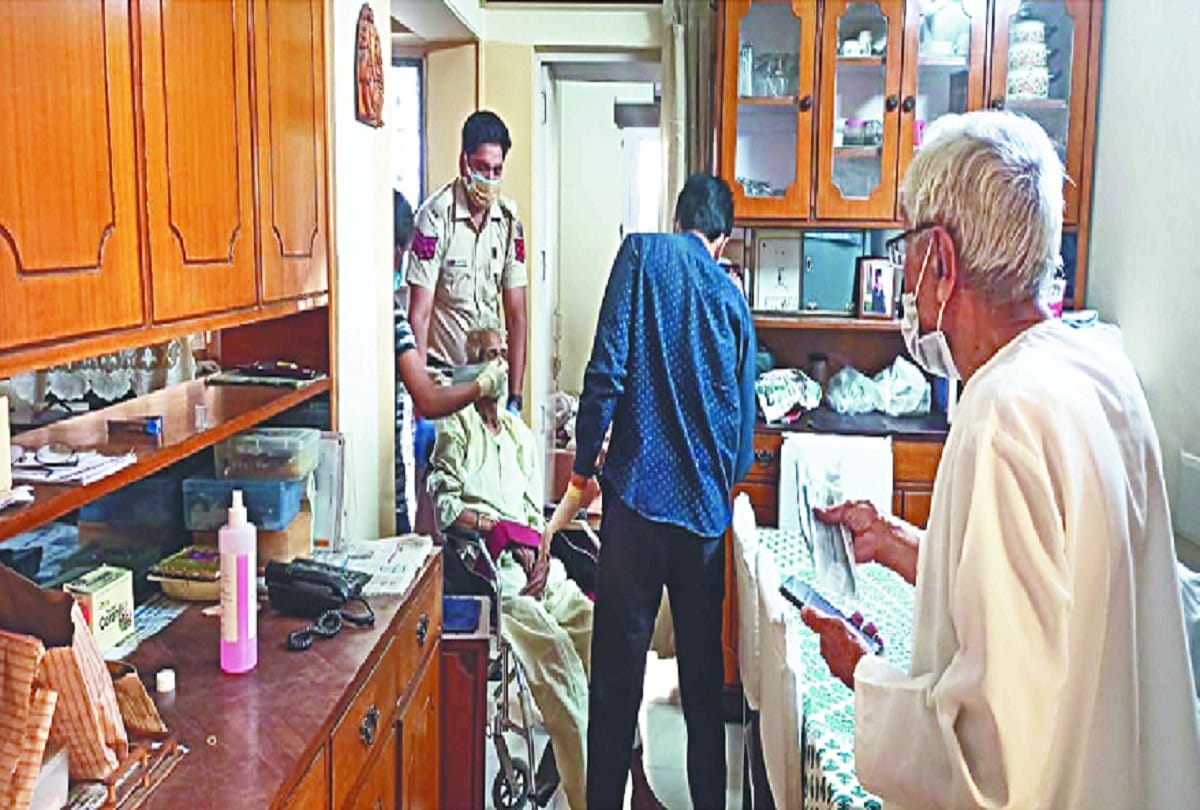 coronavirus Two elderly people were hospitalized by the Mayur Vihar police after a tweet from Singapore