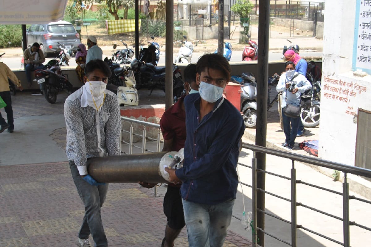 oxygen gas shortage in gorakhpur people waiting at gida oxygen plant