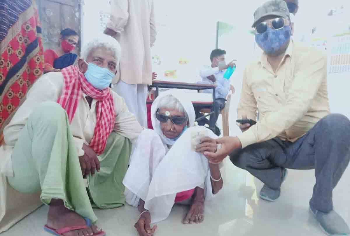 Jalaun: 109 year-old Ramdualya also came to vote, PM Modi addressed her as mother