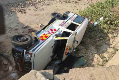 सूखी नहर में गिरी एंबुलेंस