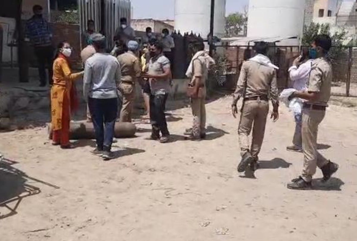 etmadpur Tehsildar stops distribution of oxygen cylinders at Godown in Agra