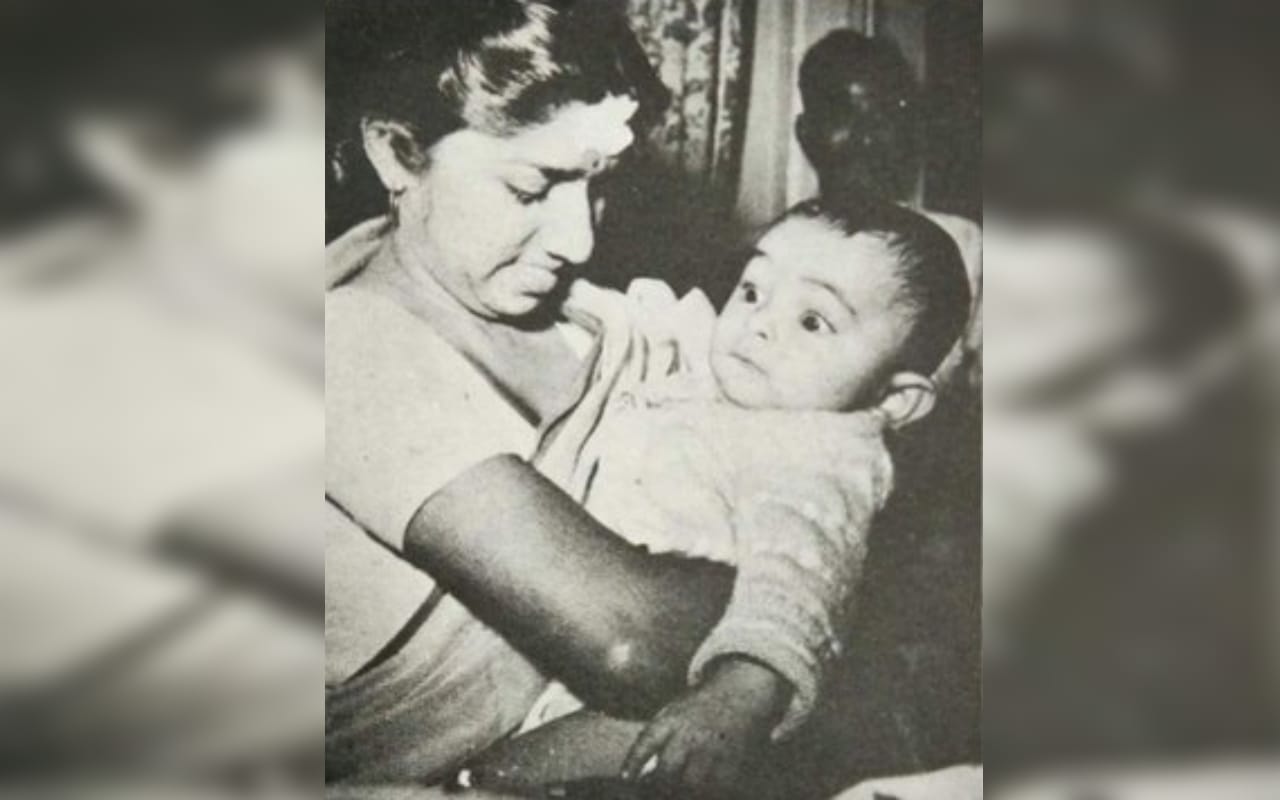Rishi Kapoor childhood rare unseen photo with father raj kapoor