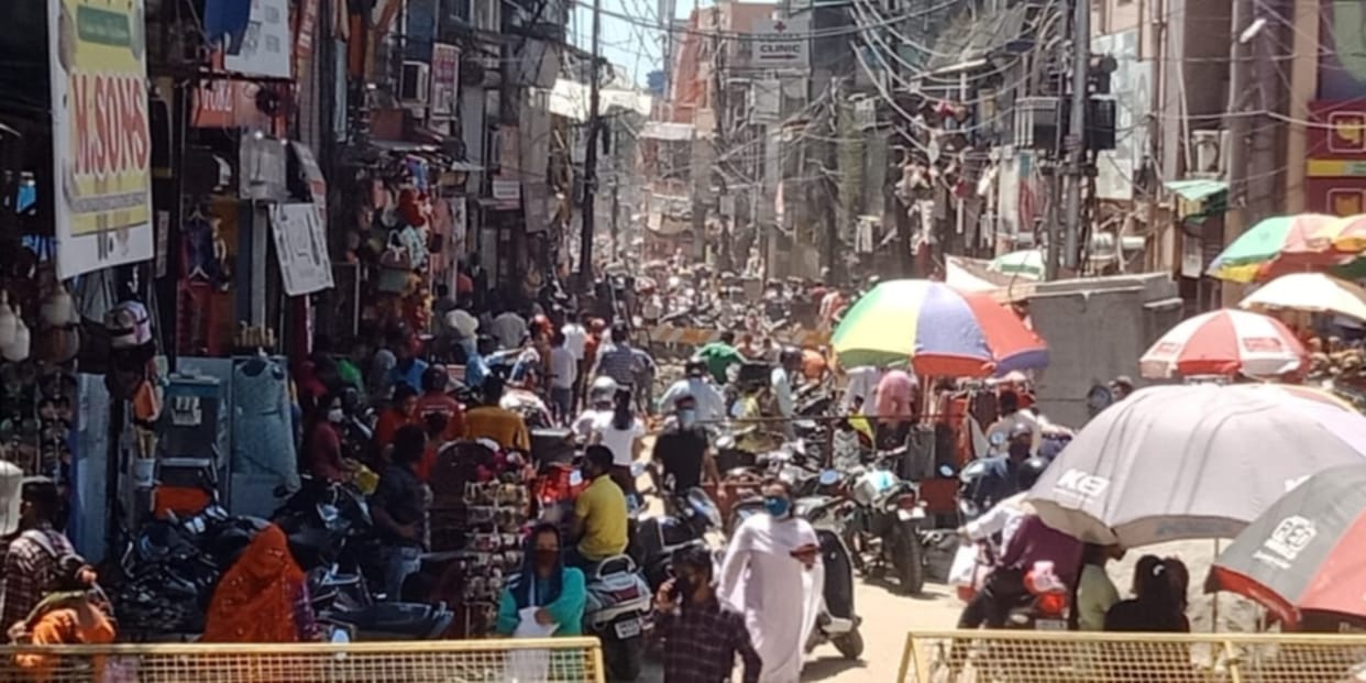 coronavirus in uttarakhand latest news : corona curfew in many cites from today evening, for shopping public rush gathered in marker, photos