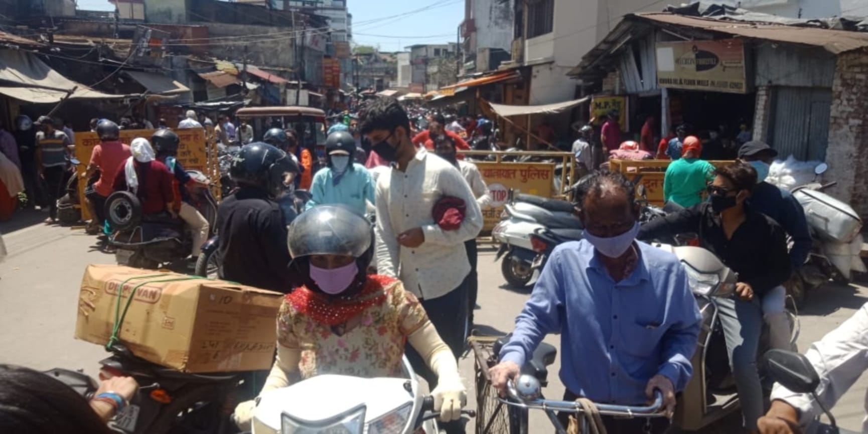 coronavirus in uttarakhand latest news : corona curfew in many cites from today evening, for shopping public rush gathered in marker, photos