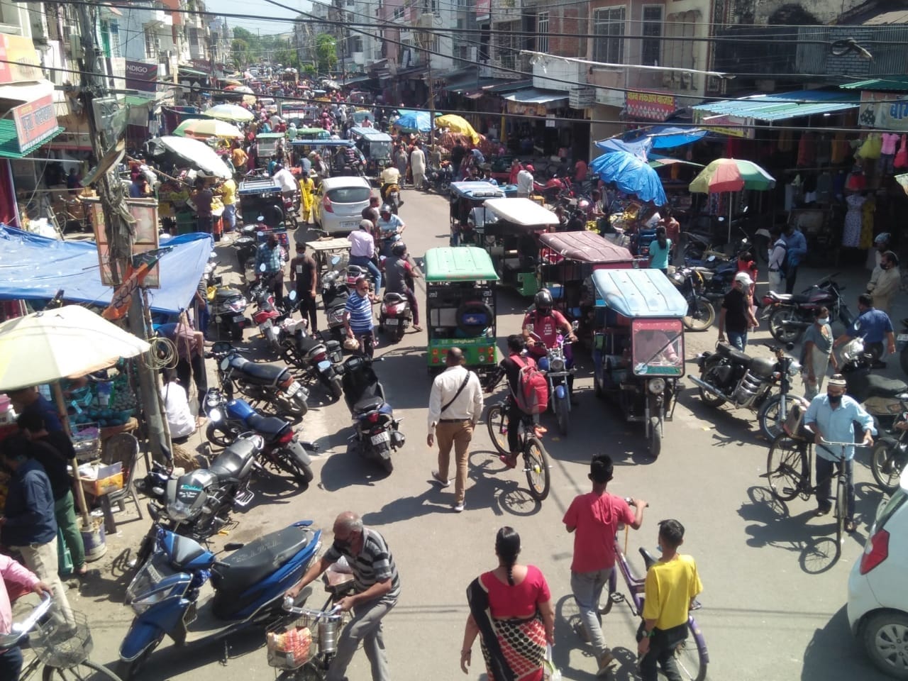 coronavirus in uttarakhand latest news : corona curfew in many cites from today evening, for shopping public rush gathered in marker, photos