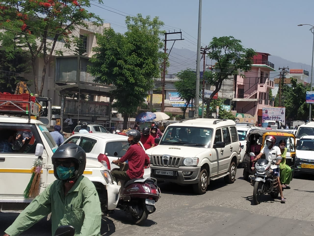 coronavirus in uttarakhand latest news : corona curfew in many cites from today evening, for shopping public rush gathered in marker, photos