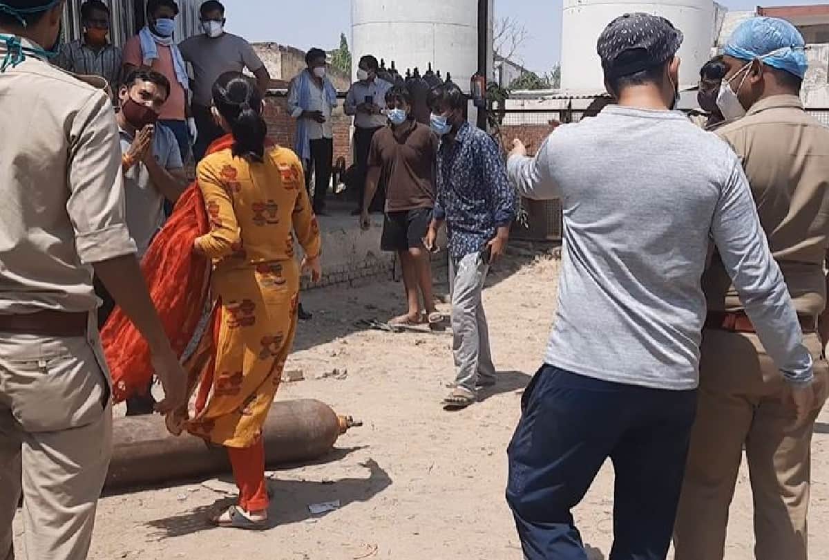 etmadpur Tehsildar stops distribution of oxygen cylinders at Godown in Agra