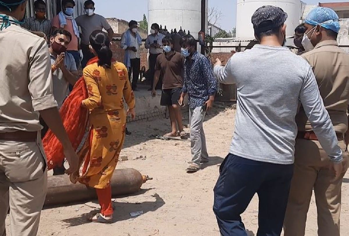 etmadpur Tehsildar stops distribution of oxygen cylinders at Godown in Agra