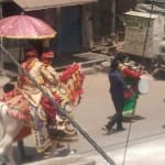 prayagraj news : शहर में कोविड प्रोटोकाल का  पालन करते हुए निकली बारात, दूल्हा घोड़ी पर।