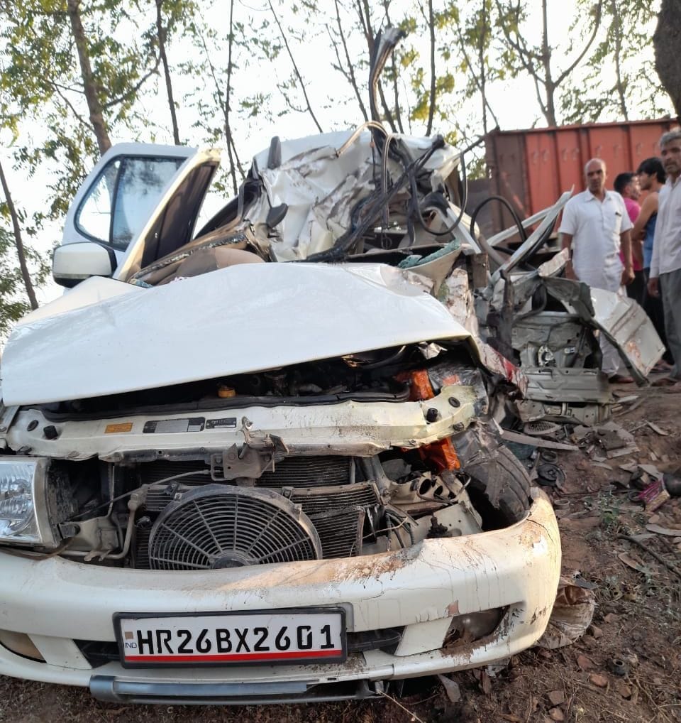 Car collided with tree, two dead, three people serious