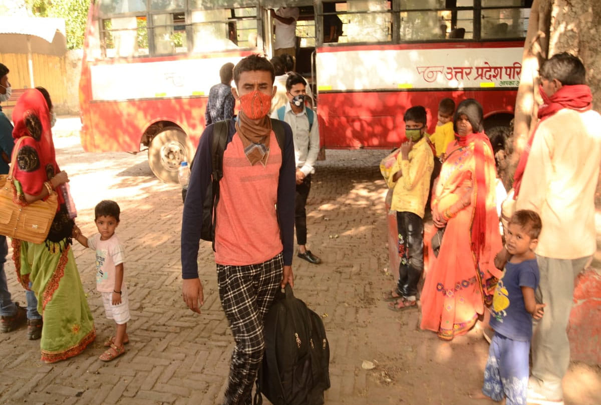 coronavirus news, Migrants returning from Gujarat with family