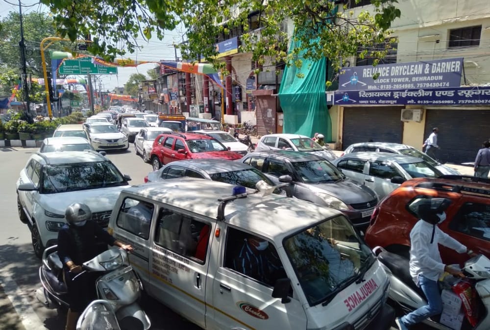 Coronavirus Covid Curfew in Dehradun: Long Traffic jam in City During Curfew Photos