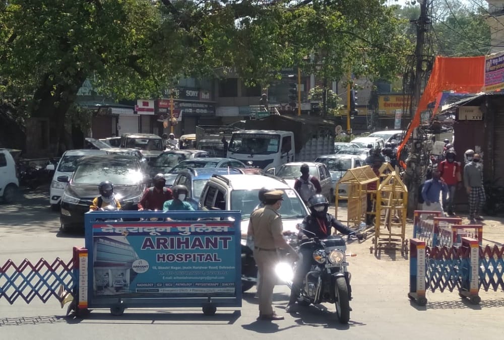 Coronavirus Covid Curfew in Dehradun: Long Traffic jam in City During Curfew Photos