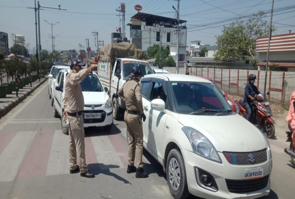 Coronavirus Covid Curfew in Dehradun: Long Traffic jam in City During Curfew Photos