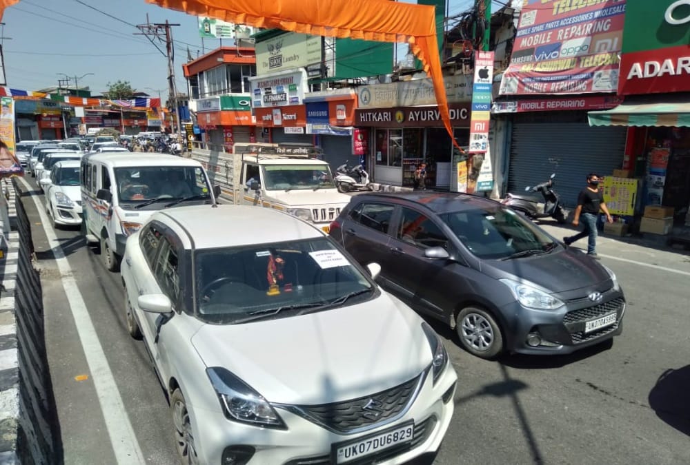 Coronavirus Covid Curfew in Dehradun: Long Traffic jam in City During Curfew Photos