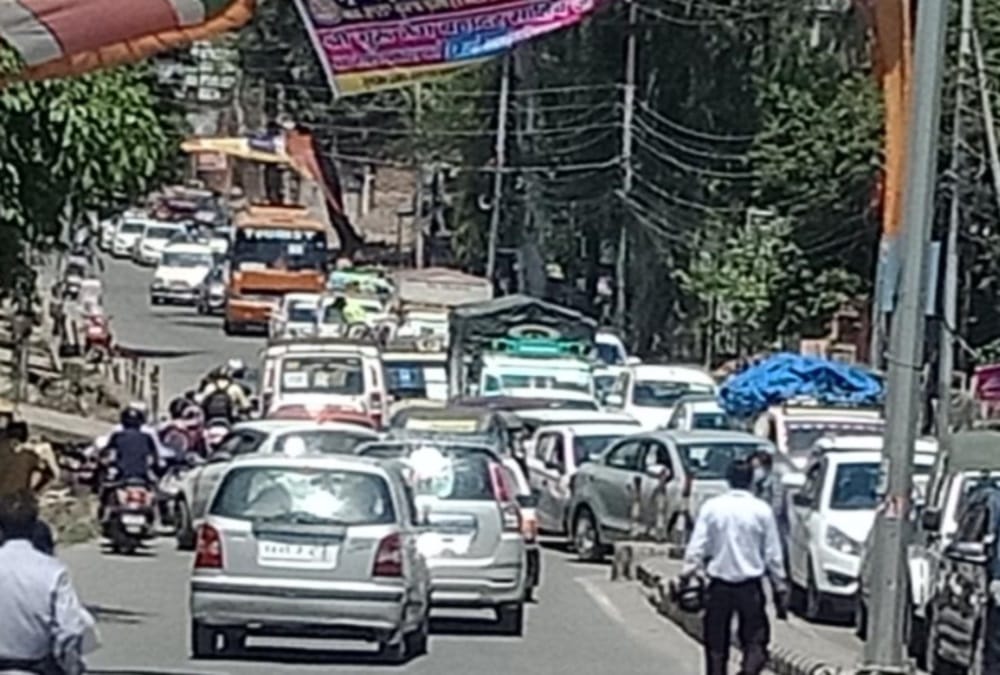 Coronavirus Covid Curfew in Dehradun: Long Traffic jam in City During Curfew Photos