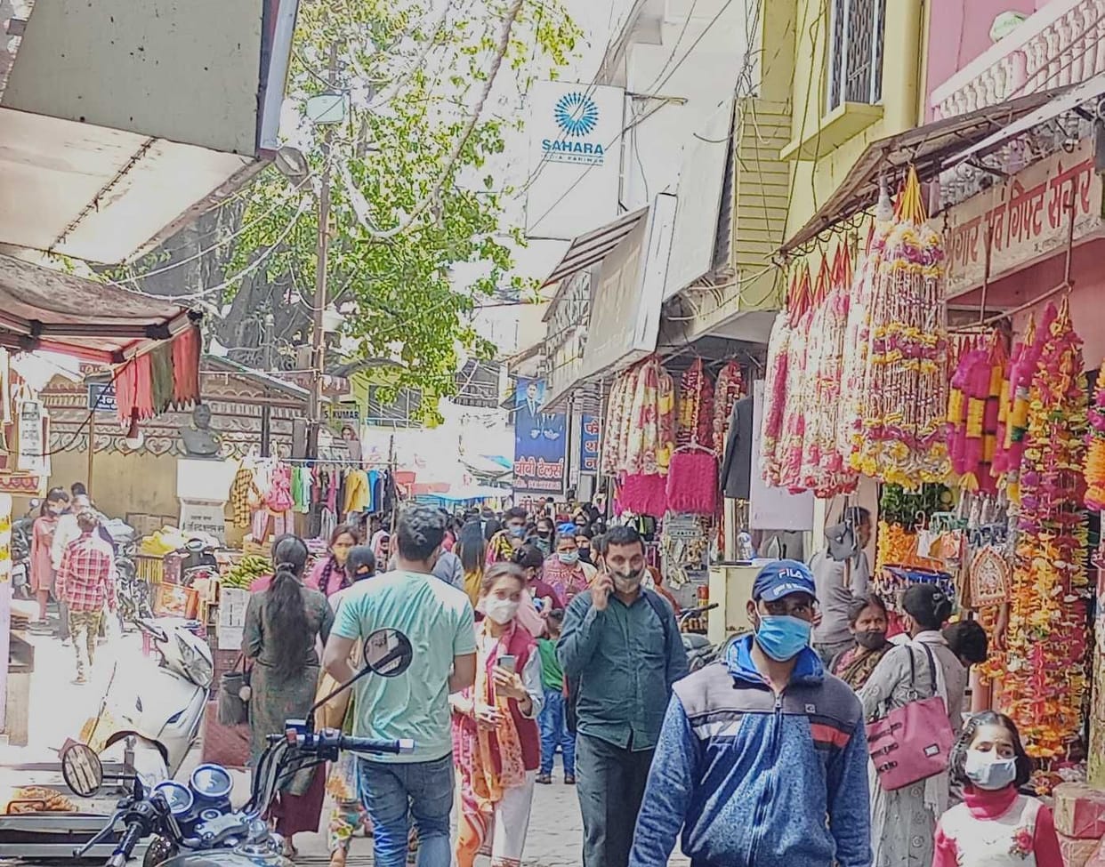 Social distancig is not there in Market.