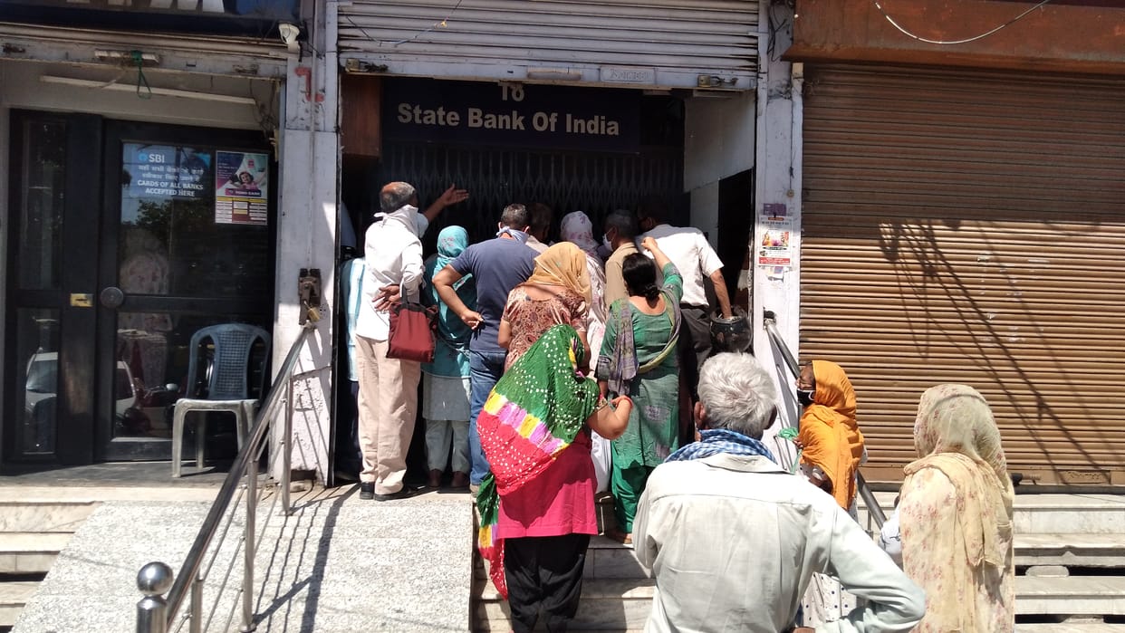 Crowd outside SBI and PNB, Corona rules flouted