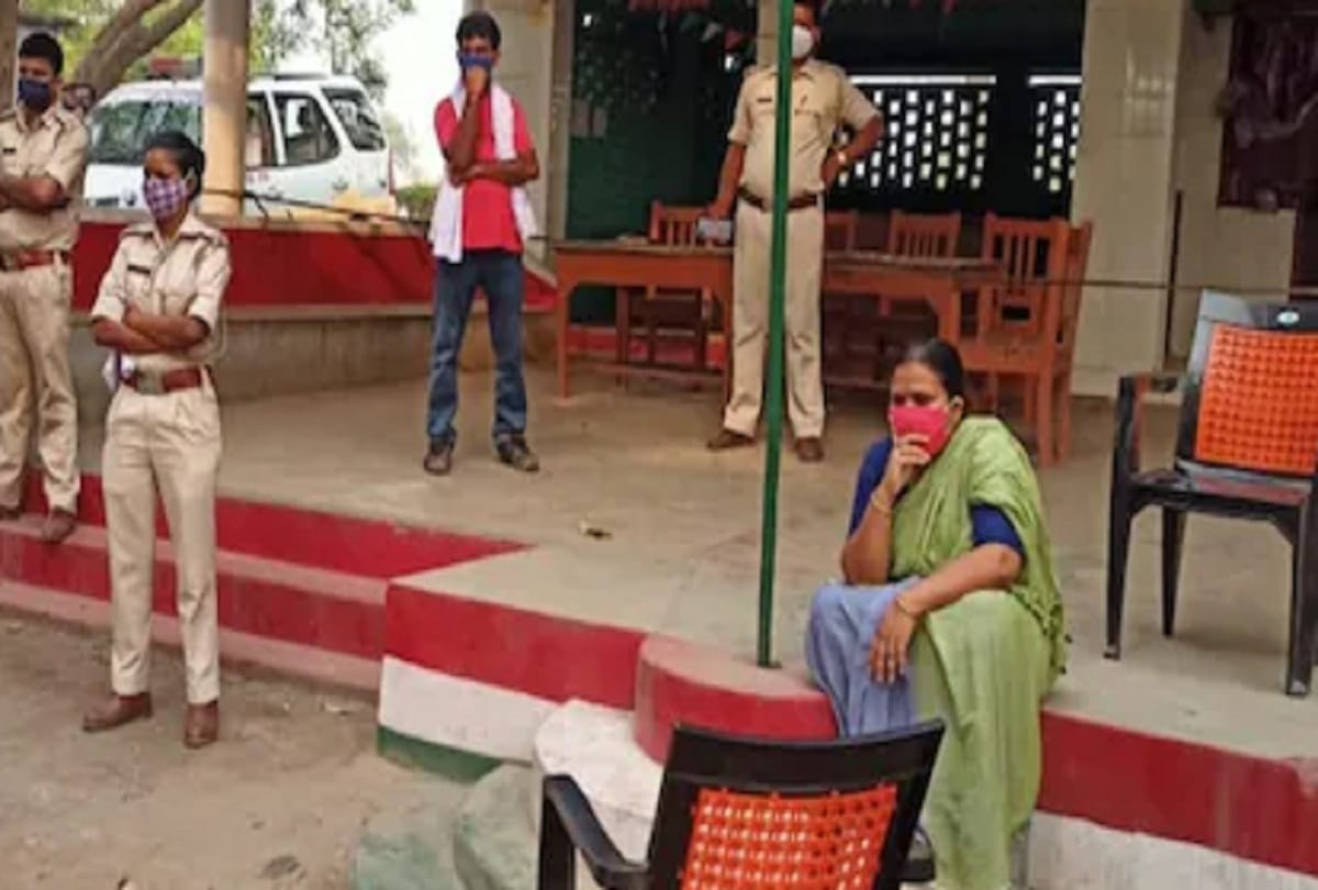 Congress MLA Deepika sat on dharna in police station in jharkhand