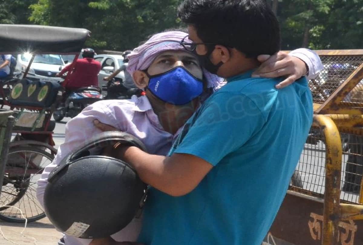 son reached sn medical college with lifted ill father in the lap in agra