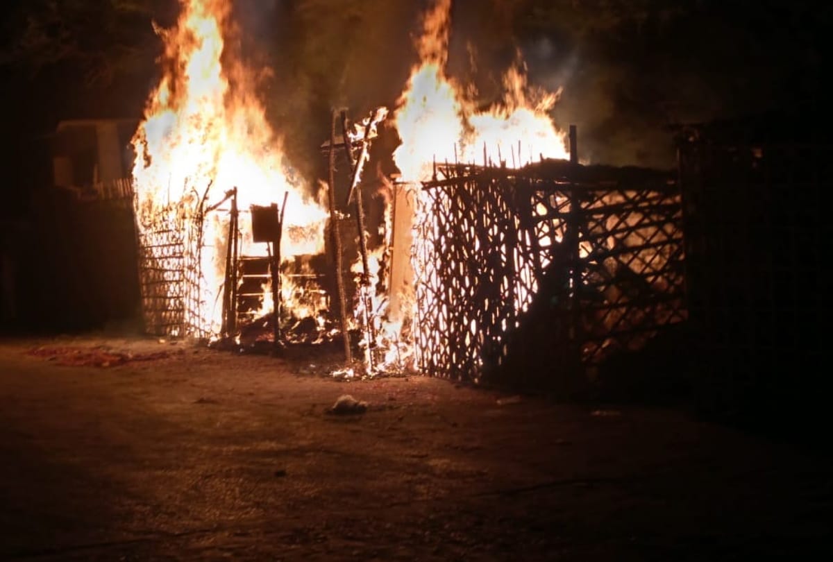 UP Agra Mainpuri fire breaks out in 6 shops fire brigade doused fire