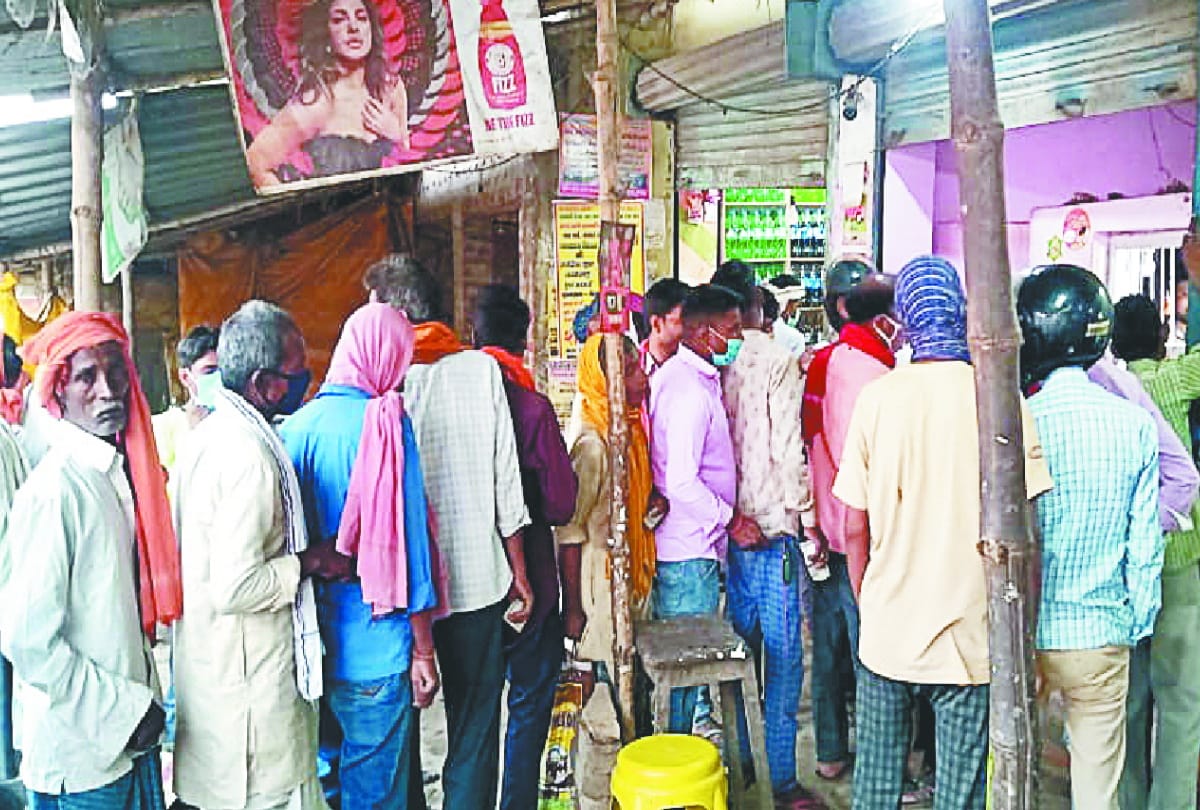 after weekend lockdown crowd increased from road market to shopping mall in Gorakhpur