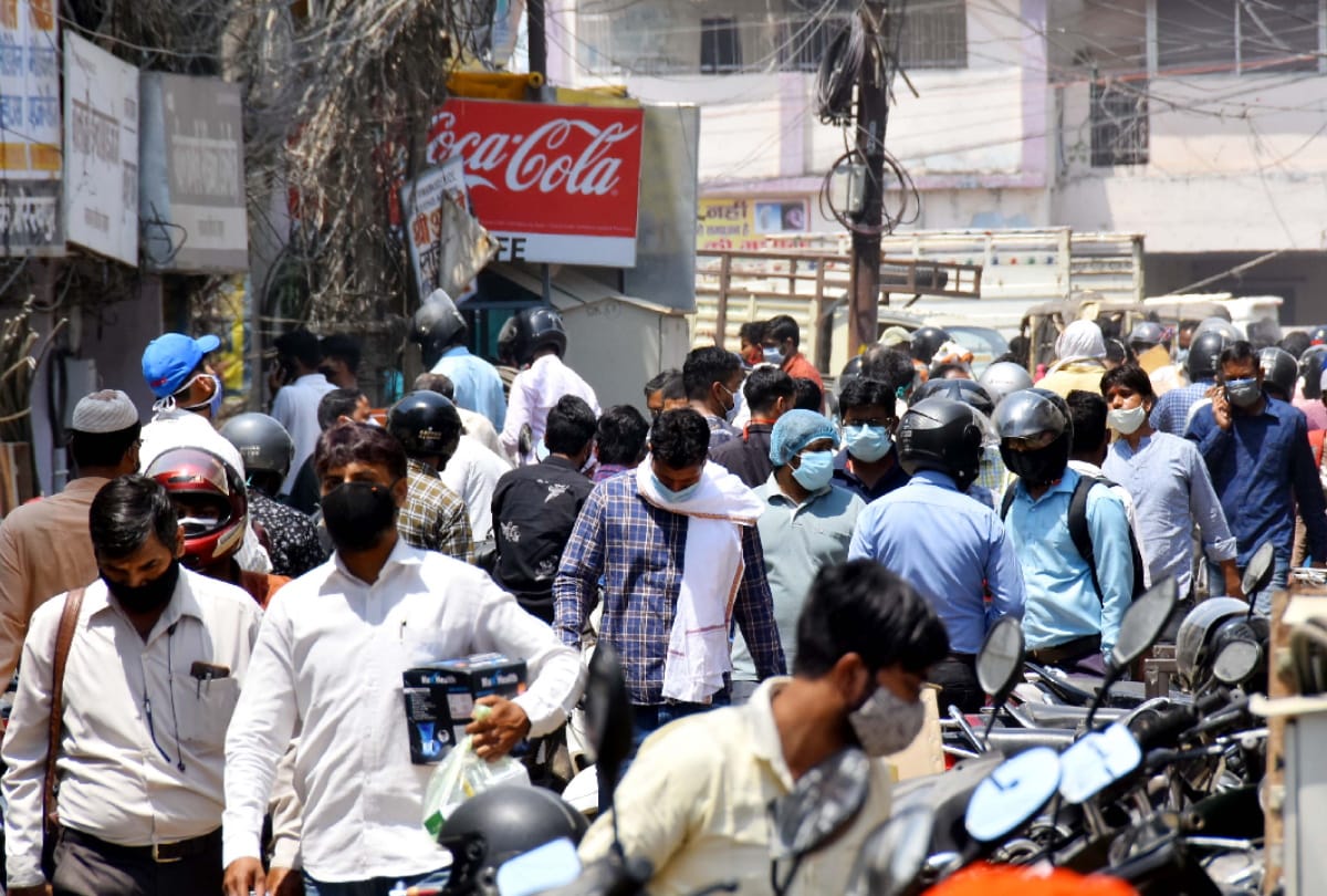 after weekend lockdown crowd increased from road market to shopping mall in Gorakhpur