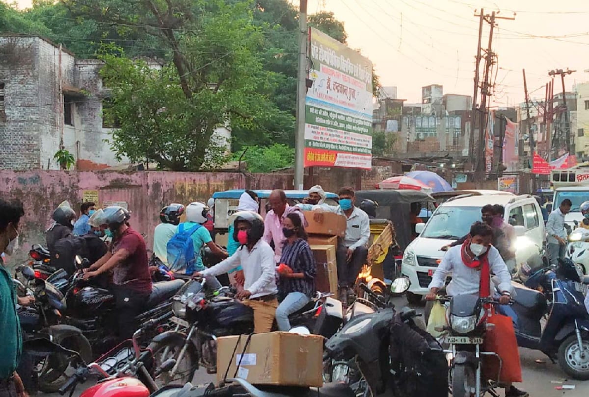 after weekend lockdown crowd increased from road market to shopping mall in Gorakhpur