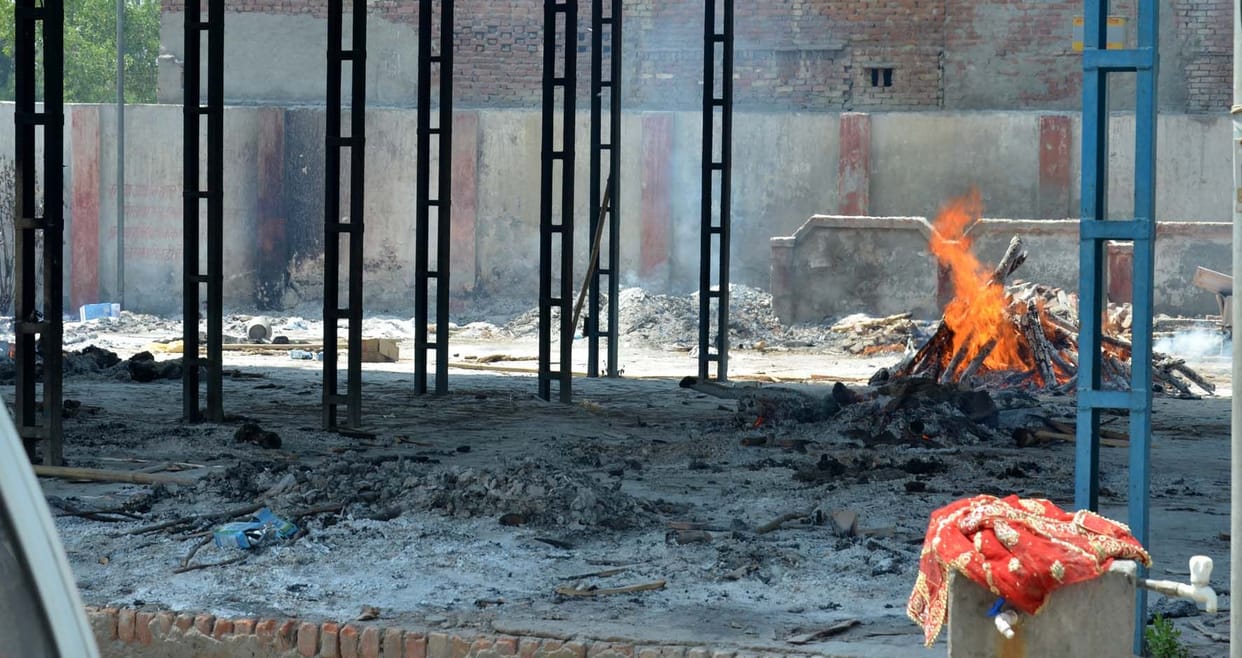 19 dead bodies cremated on Monday, workers exhausted and run away