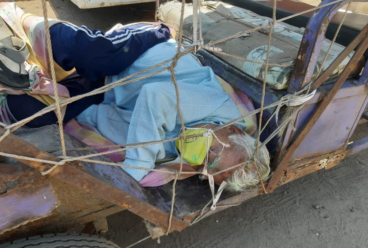 son arrived at crematorium to put fathers dead body in erickshaw due to not getting ambulance