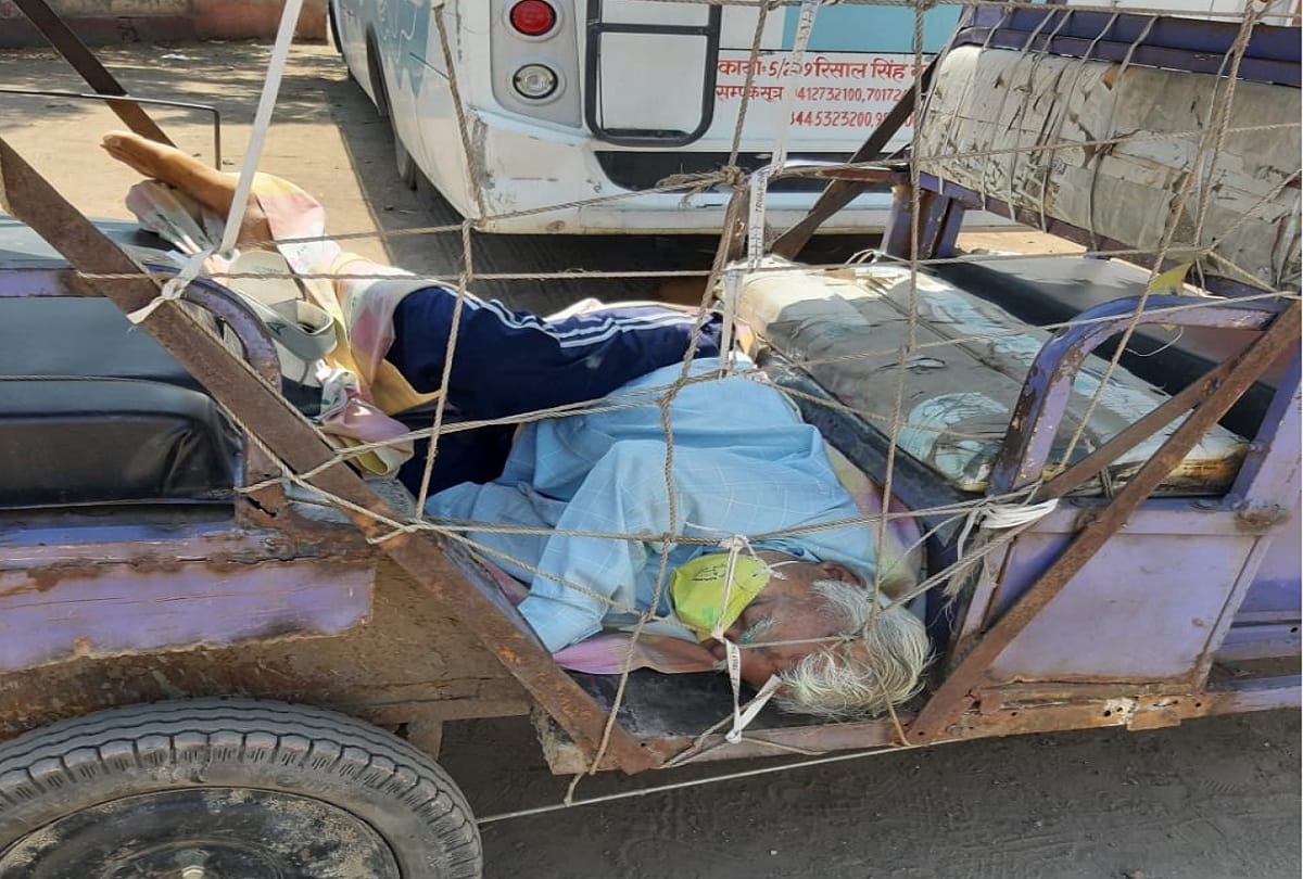 son arrived at crematorium to put fathers dead body in erickshaw due to not getting ambulance