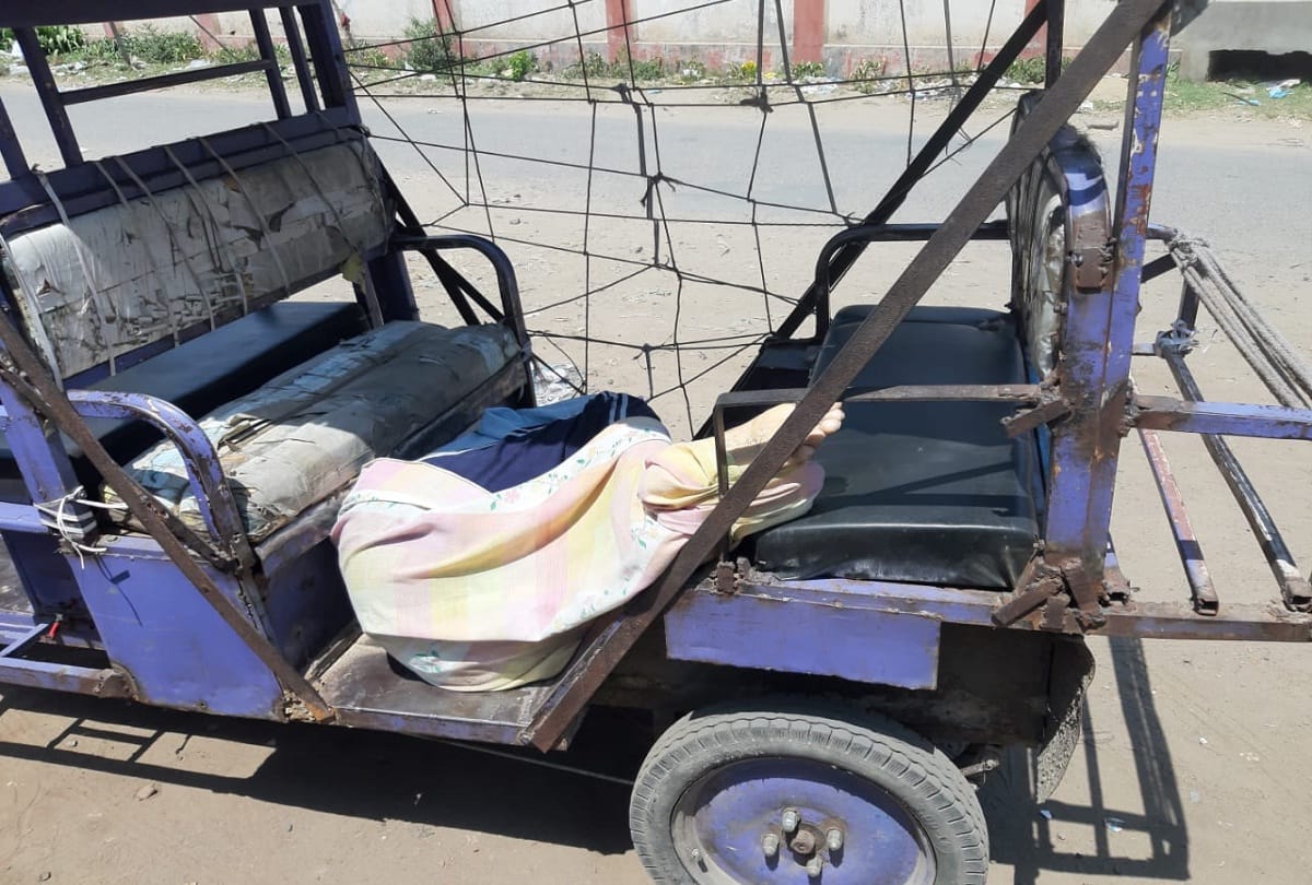 son arrived at crematorium to put fathers dead body in erickshaw due to not getting ambulance