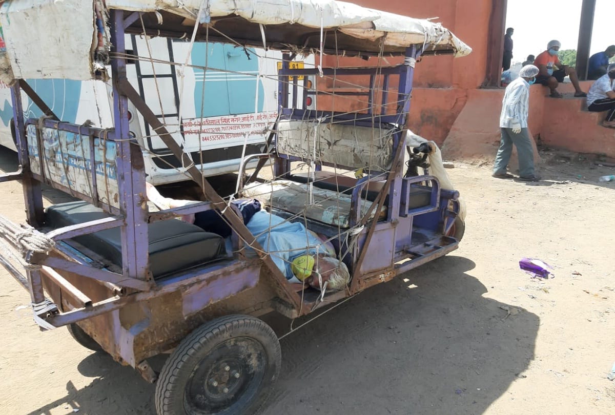 son arrived at crematorium to put fathers dead body in erickshaw due to not getting ambulance