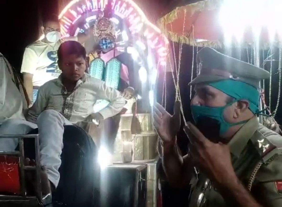 The groom was found without a mask, the inspector asked him to wear with folded hands