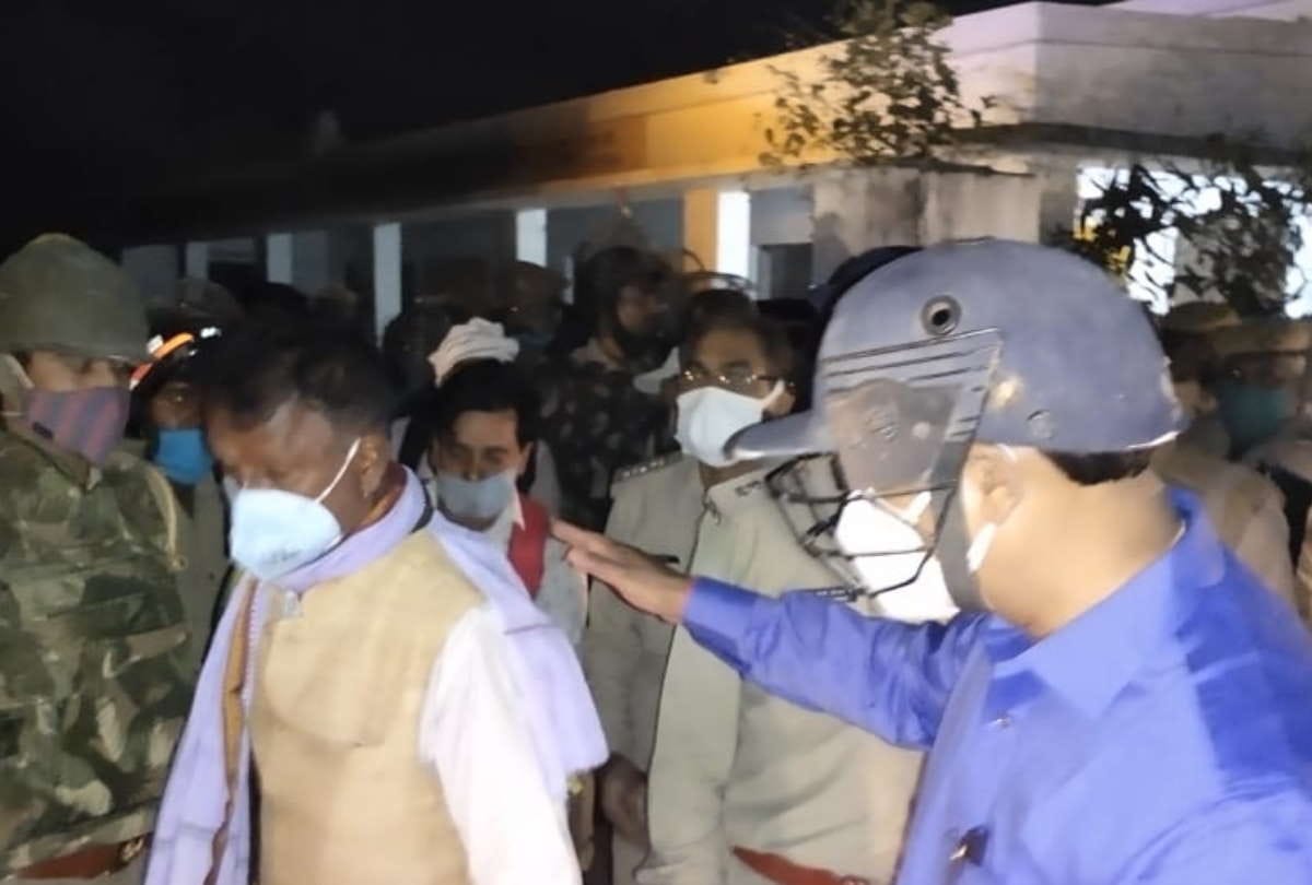 UP Panchayat Election 2021 dispute Villagers and police fight due to ballot disappearance in deoria