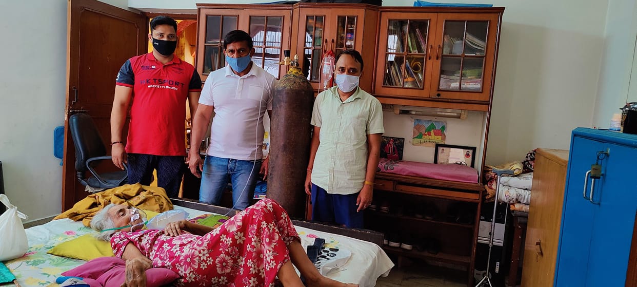 Oxygen cylinders brought from Delhi, gave life to infected old man