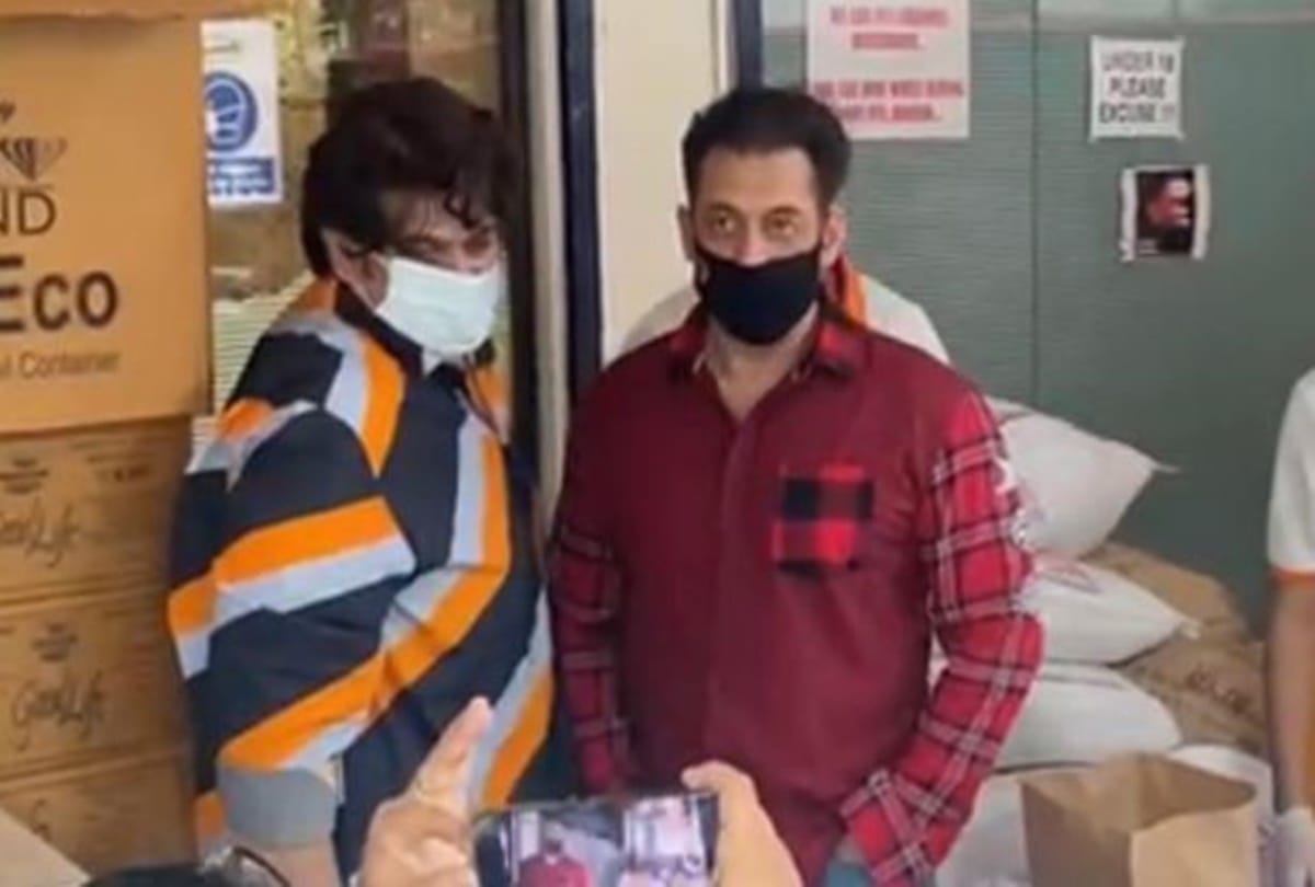 Salman Khan distributed 5 thousands food packet to frontline wokers in corona era tasted food himself video viral