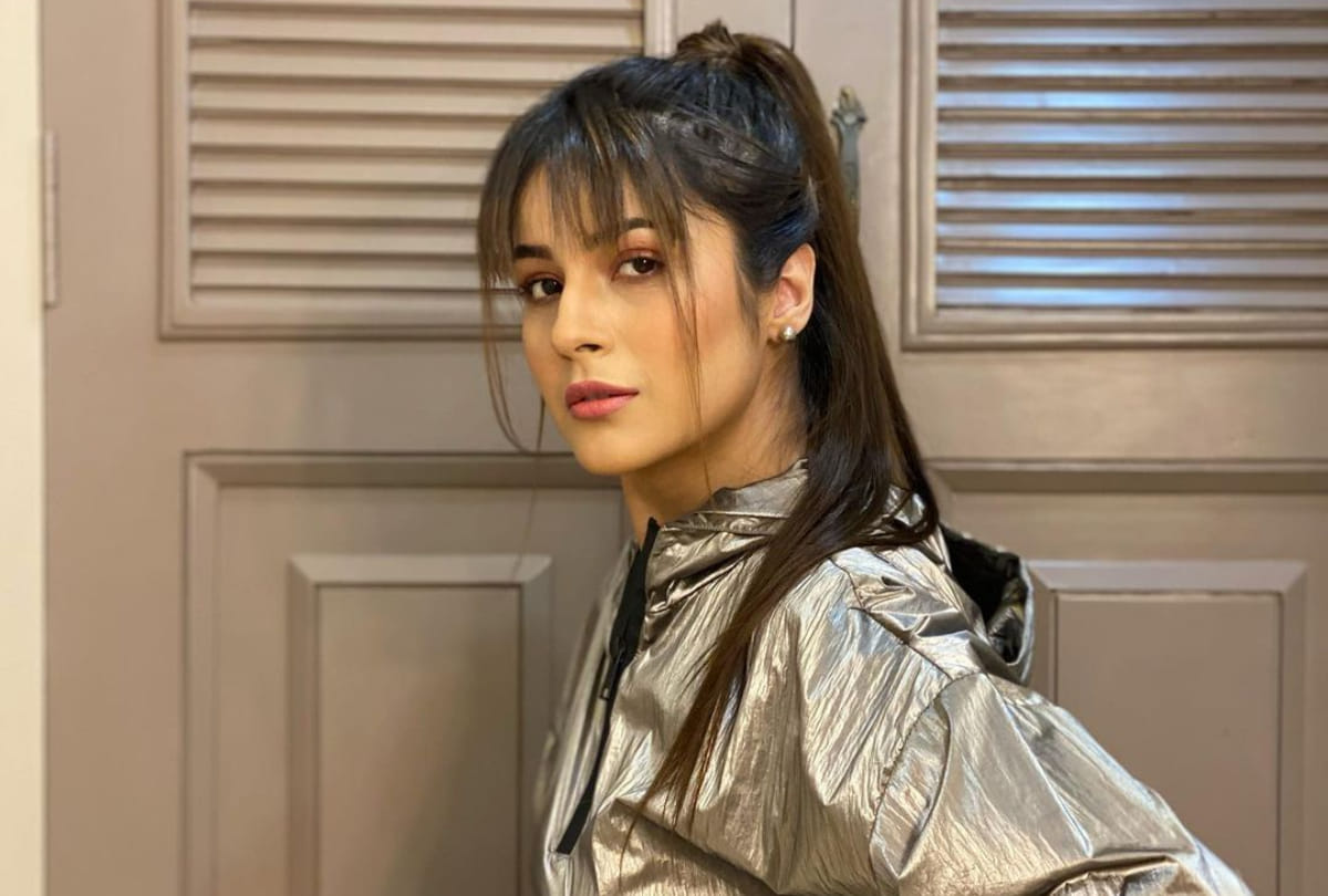shehnaaz gill in metallic jacket with black pant looking smoky hot