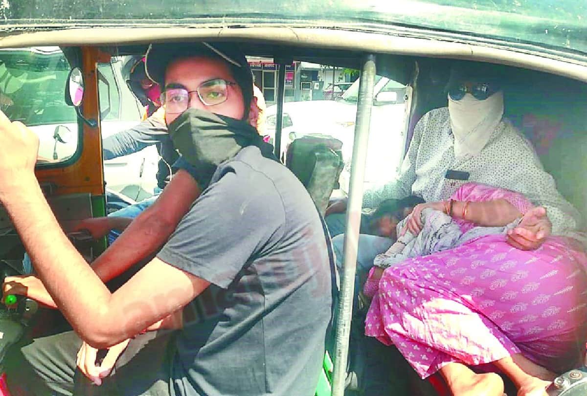 son reached sn medical college with lifted ill father in the lap in agra