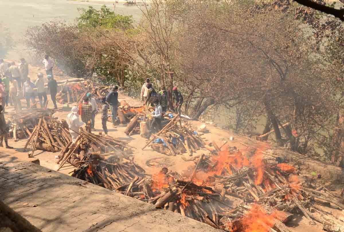 Ground report: relatives carrying bodies of Corona infected cremation, neither mask nor PPE kit