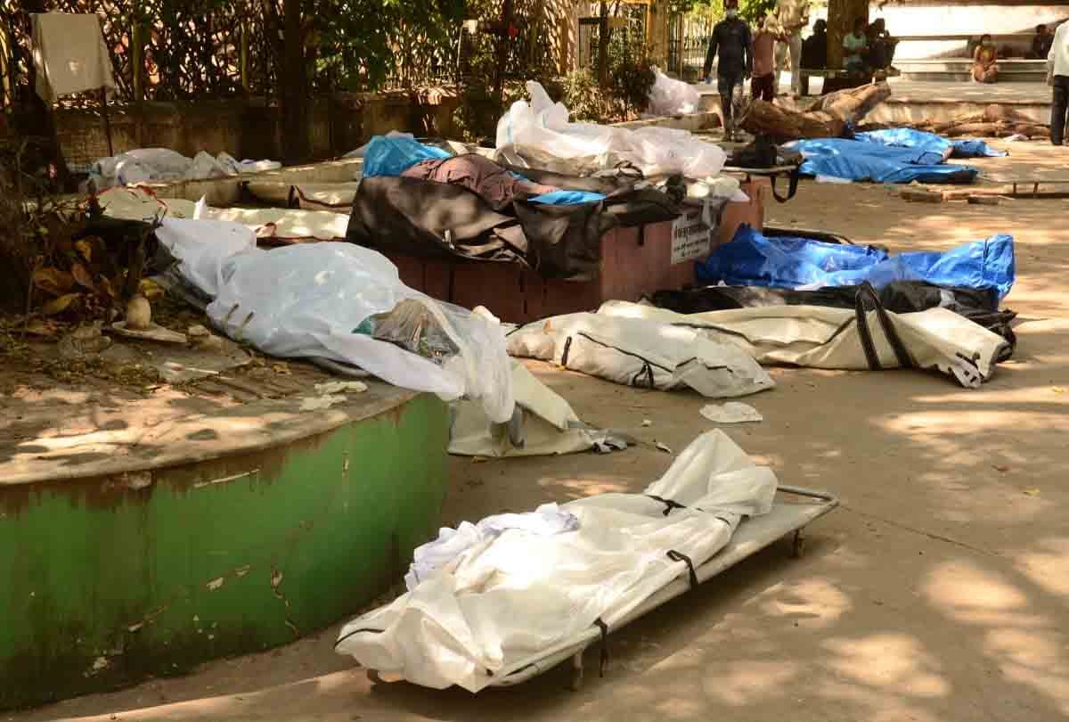 Ground report: relatives carrying bodies of Corona infected cremation, neither mask nor PPE kit