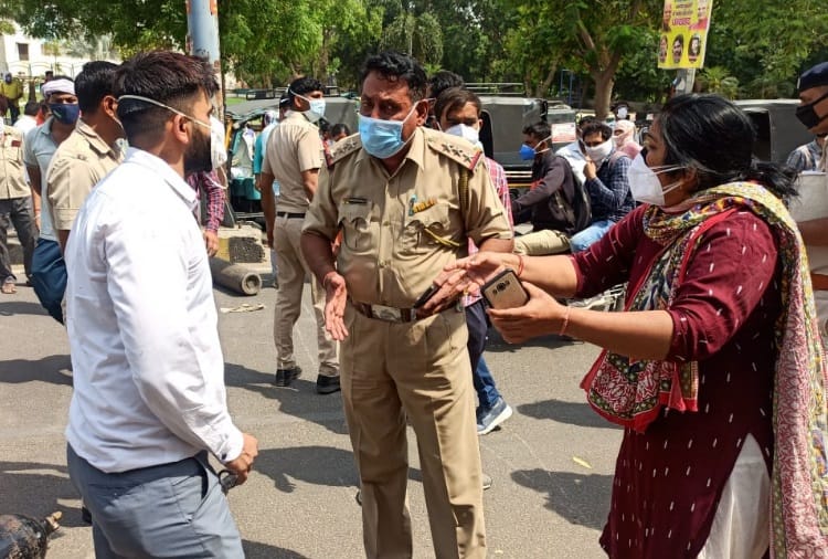 Private Hospitals forcefully discharged Patients Due to Lack of Oxygen at Rohtak of Haryana