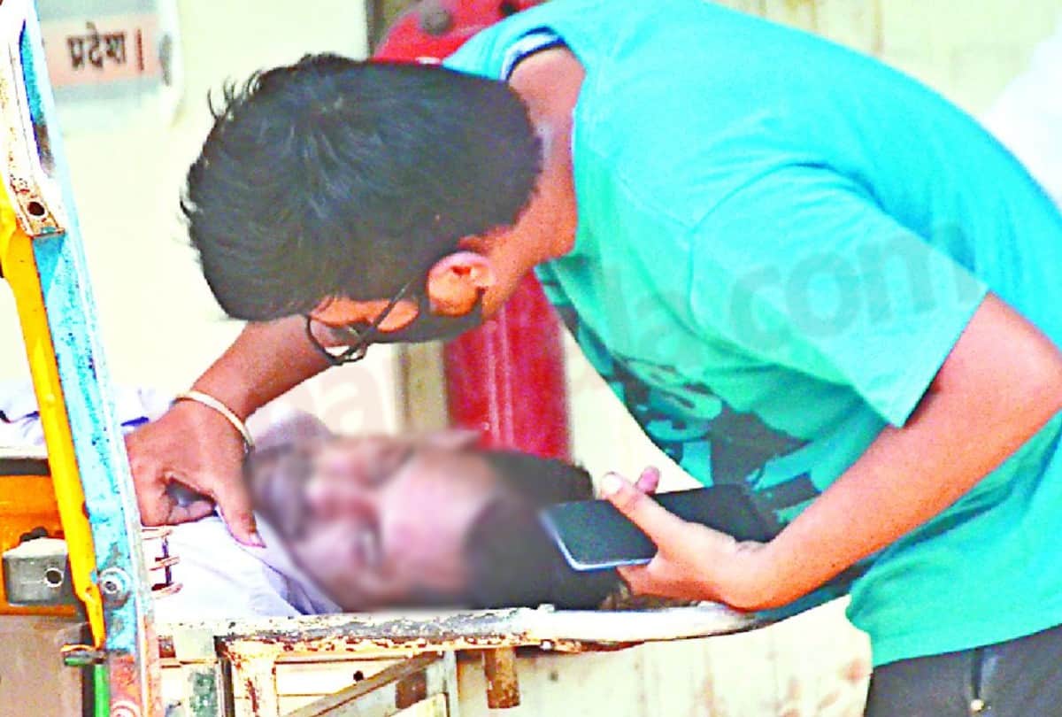 son reached sn medical college with lifted ill father in the lap in agra