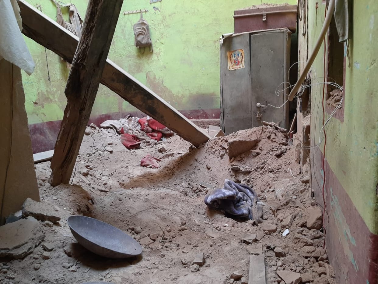 The roof of the house collapsed, five people belonging to the same family died in Mirzapur