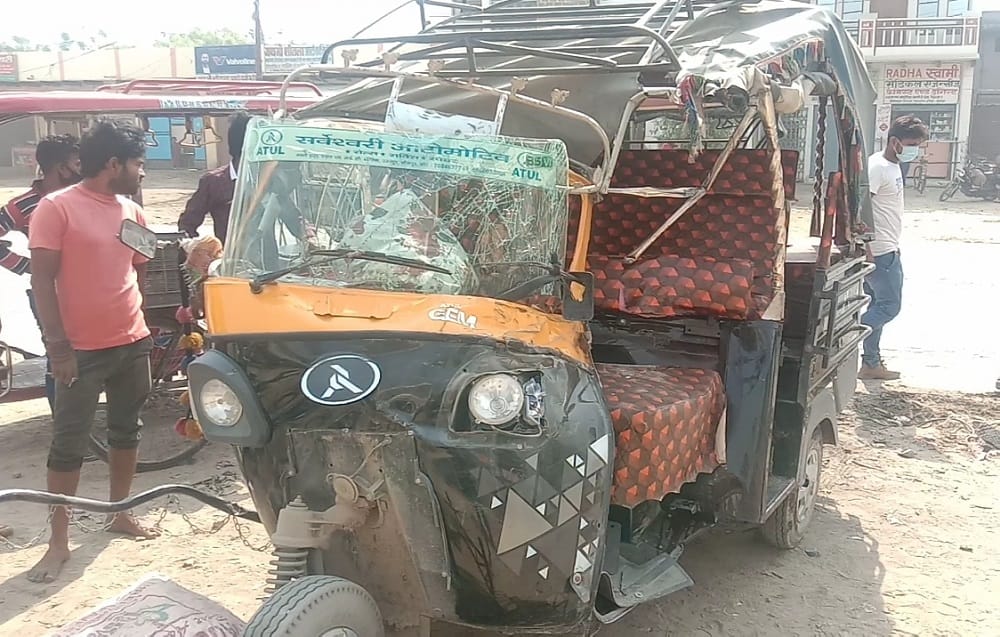 Tempo filled with riders entered a standing truck, one dead, four injured in jaunpur